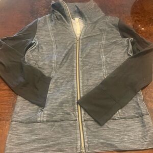 Gently worn Lululemon women’s lightweight jacket!